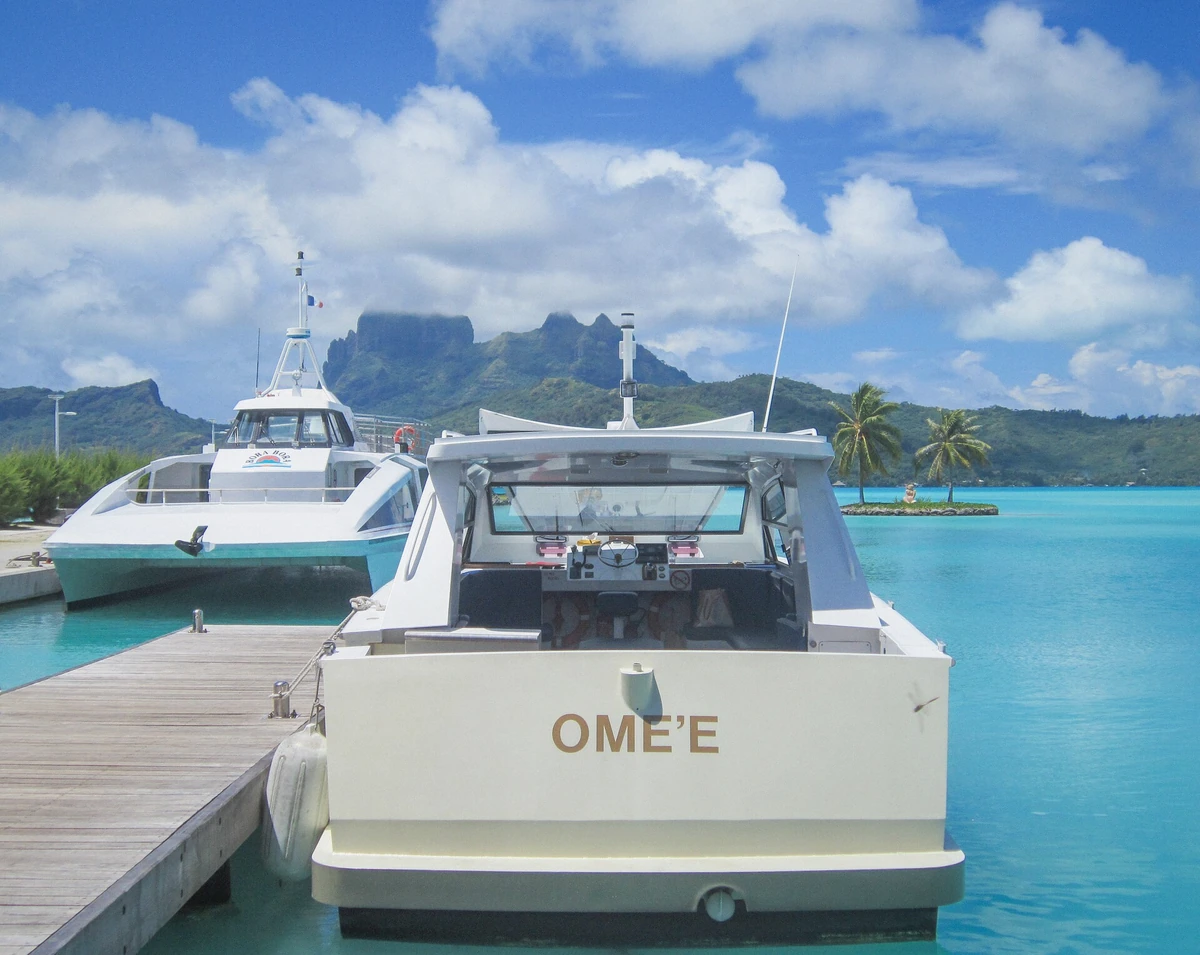 Powerboat crossing the turquoise Bora Bora lagoon on the full day lagoon cruise, French Polynesia